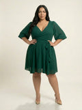 Vestido verde cruzado con modelo más alta y más gordita