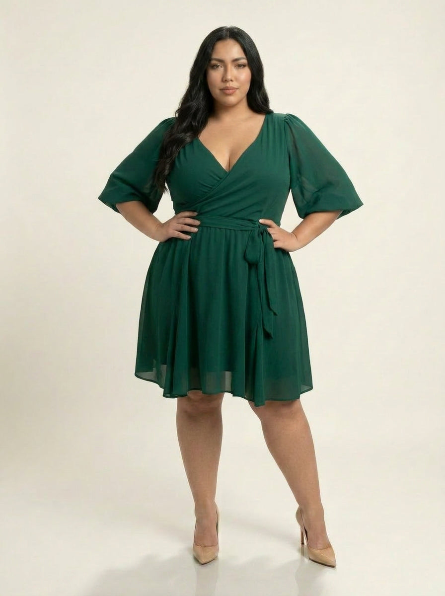 Vestido verde cruzado con modelo más alta y más gordita